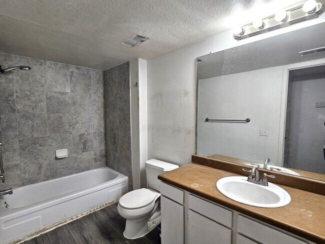 Building Photo - Roomy 1 Bedroom Condo on 2nd Floor with Covered Balcony