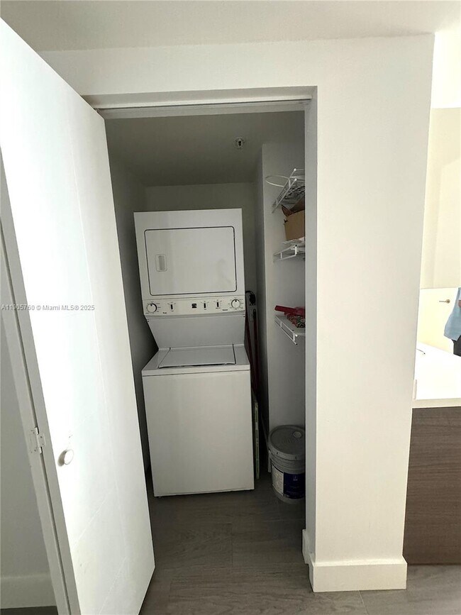 Building Photo - 1010 SW 2nd Ave