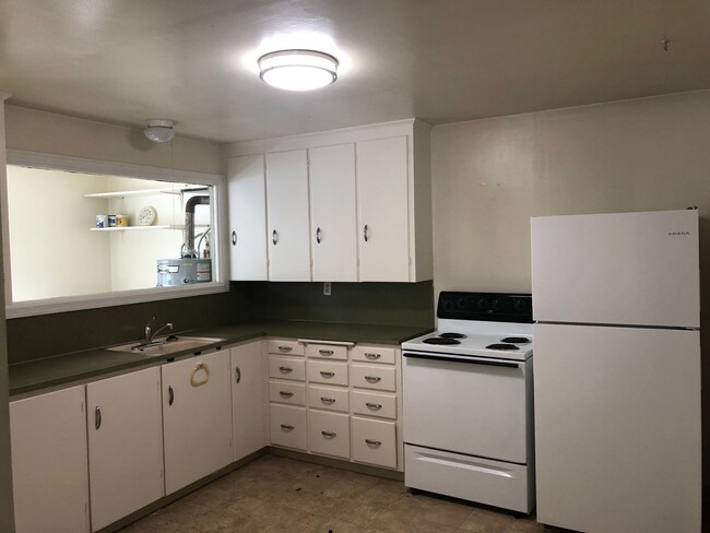 Building Photo - Charming 1-Bedroom Retreat in Vibrant Cour...