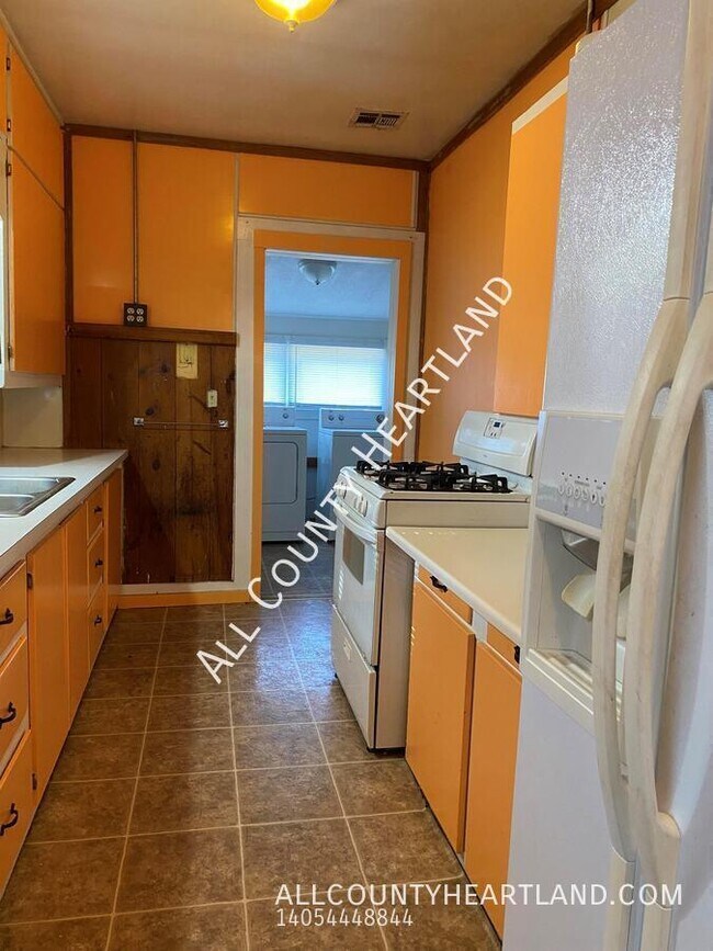 Building Photo - 219 W Kenworthy Ave