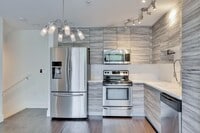 Building Photo - 604 N Bluff Dr