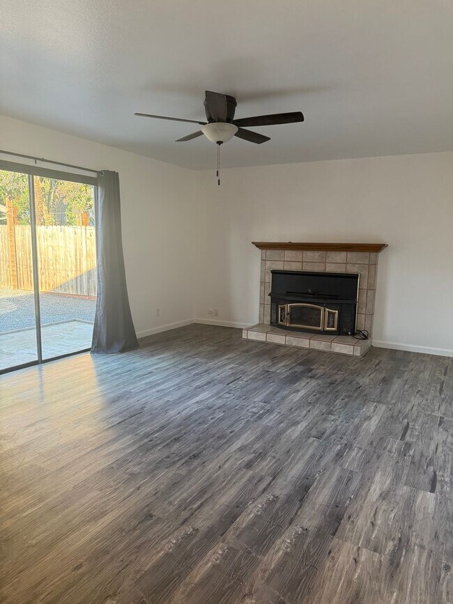 Building Photo - Beautiful remodeled 3 bedroom, 2 bathroom home in Central Petaluma