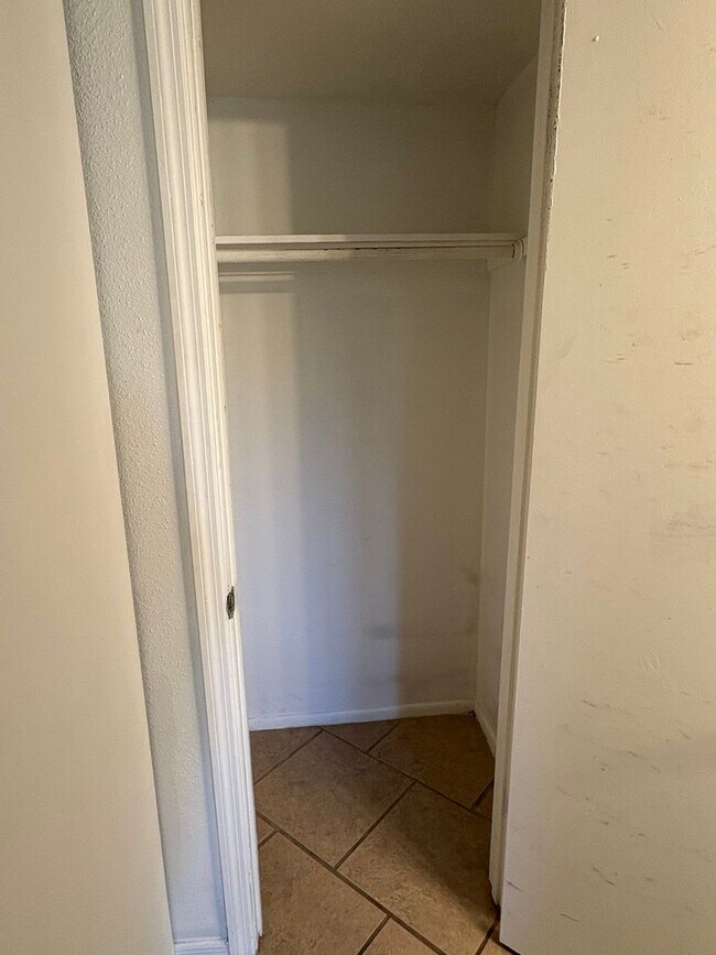 Building Photo - 1/1 Condo for Rent in Fort Myers