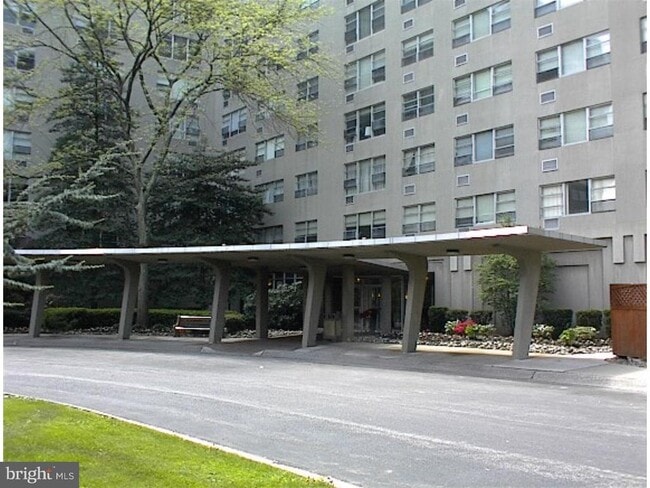 Building Photo - 1030 E Lancaster Ave
