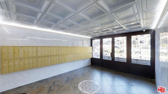 Building Photo - 550 S Manhattan Pl