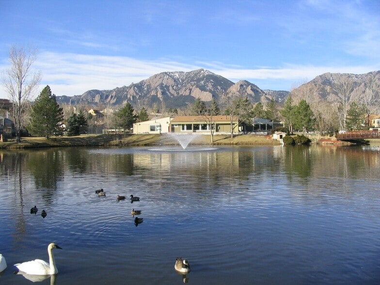Tantra Lake steps away. Peaceful place - 850 W Moorhead Cir