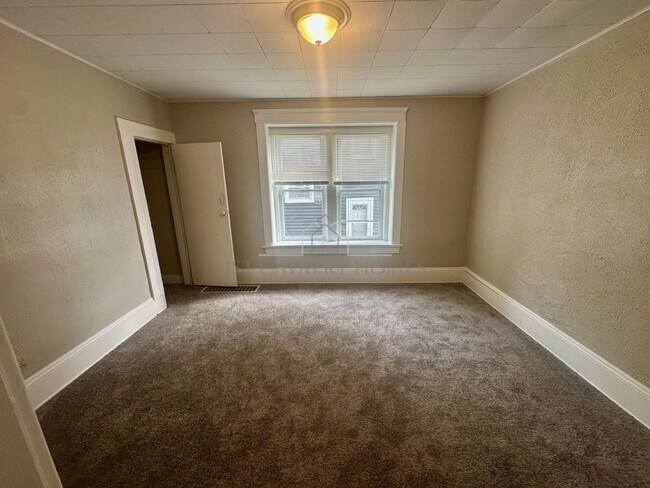 Building Photo - 555 Lumiere St