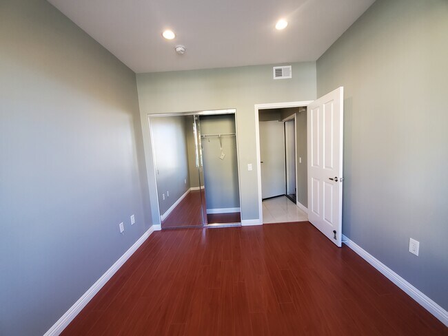 Building Photo - 1404 Reggio Aisle