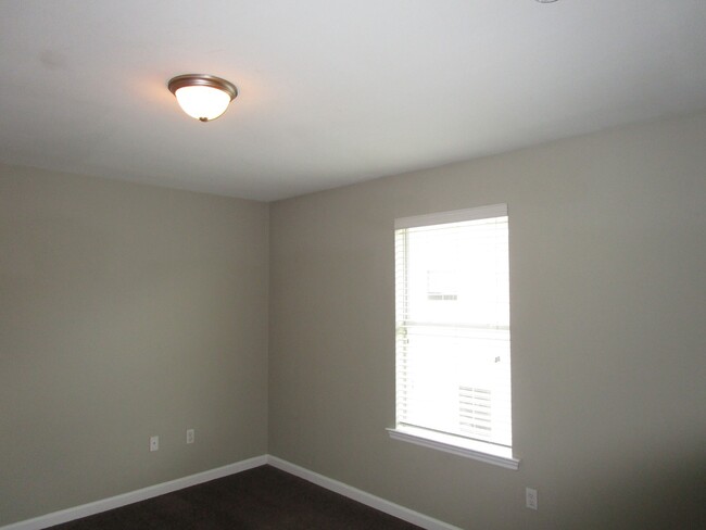 Building Photo - University Green 3 Bedroom 3 Bath Townhome