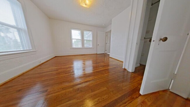 Building Photo - 927 E Dayton Ave