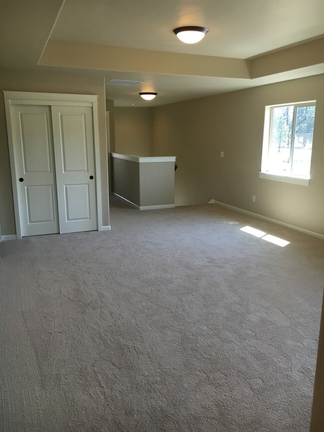 Building Photo - Beautiful Pahlisch home w/great floor plan...