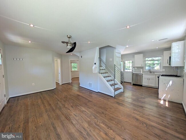 Building Photo - 2216 Harvard Dr