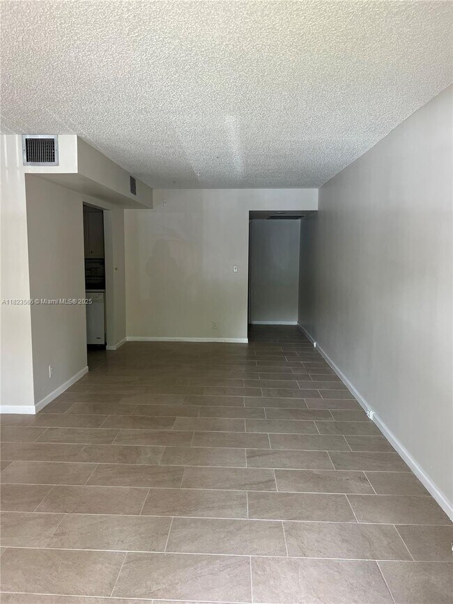 Building Photo - 1901 Bermuda Cir