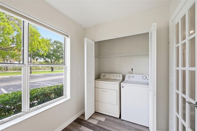 Building Photo - 3310 Pinewalk Dr N