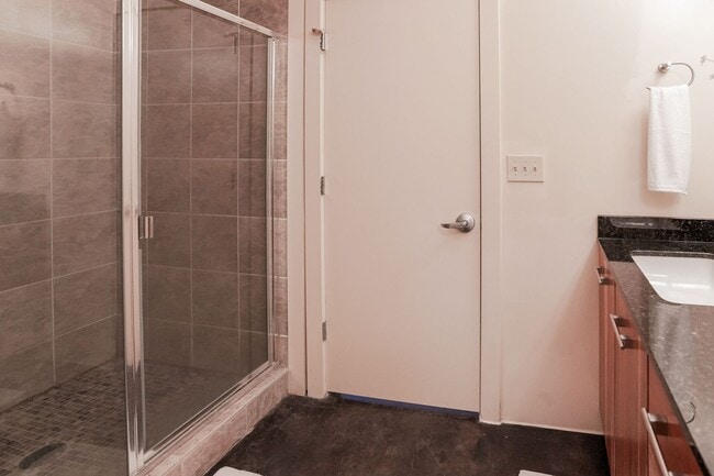 Building Photo - Fully Furnished 2-Level Condo for Traveling Nurses | 1,549 Sq Ft | Private Parking | Shared Living