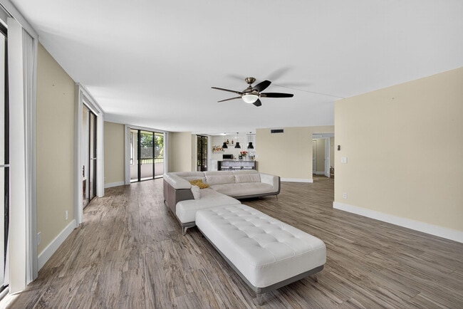 Building Photo - 4770 Fountains Dr S