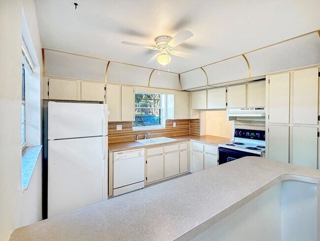 Building Photo - 6090 N Sabal Palm Blvd