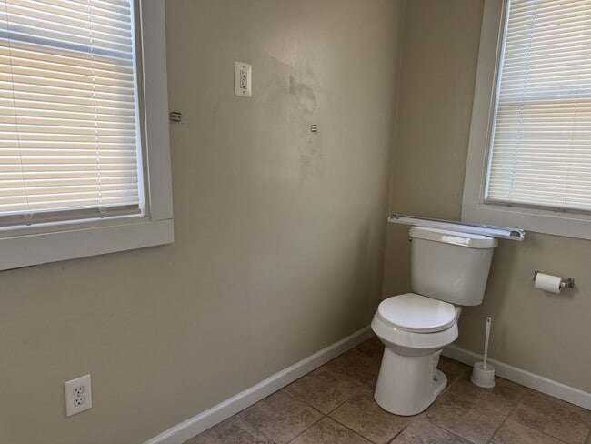 Building Photo - 72 Hollister St