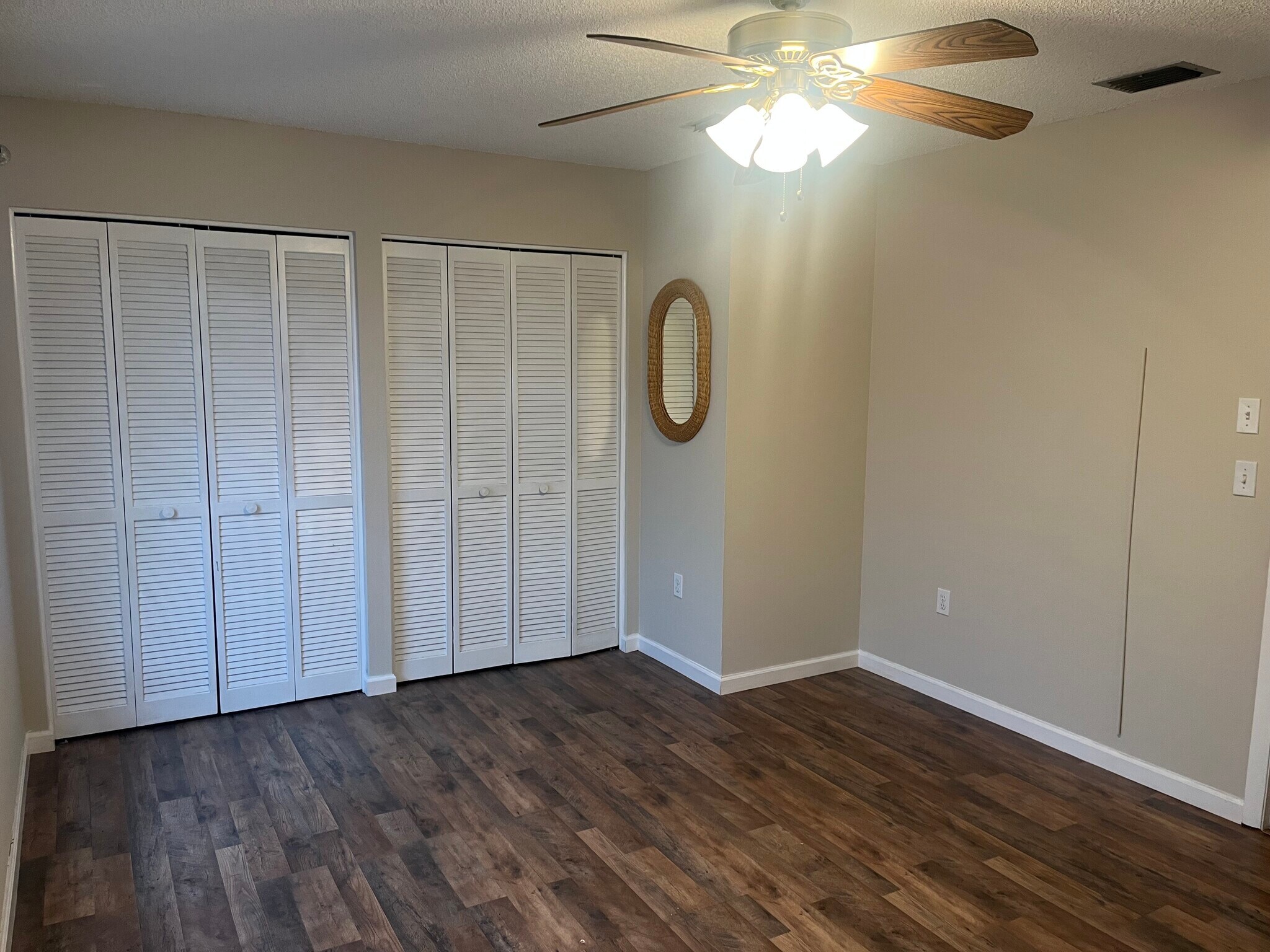 Double close in guest room - 3782 59th Ave W