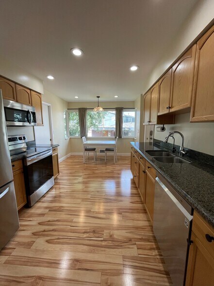 Building Photo - 946 E Gregson Ave