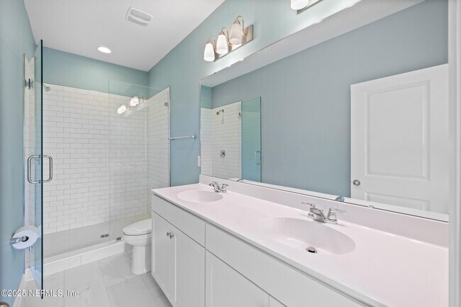 Building Photo - 180 Brandon Lks Dr