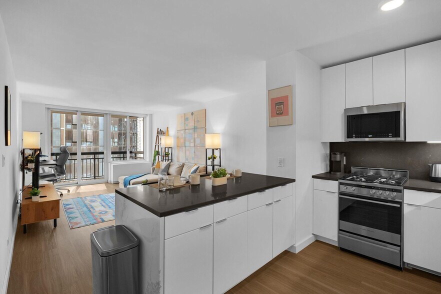 Building Photo - 70 W 37th St