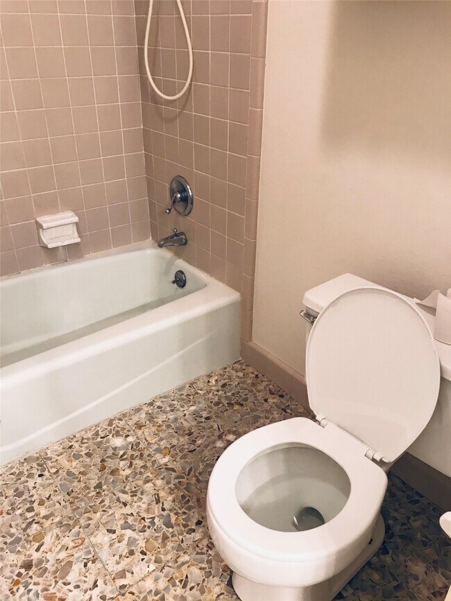 Building Photo - 3110 Springhill Dr