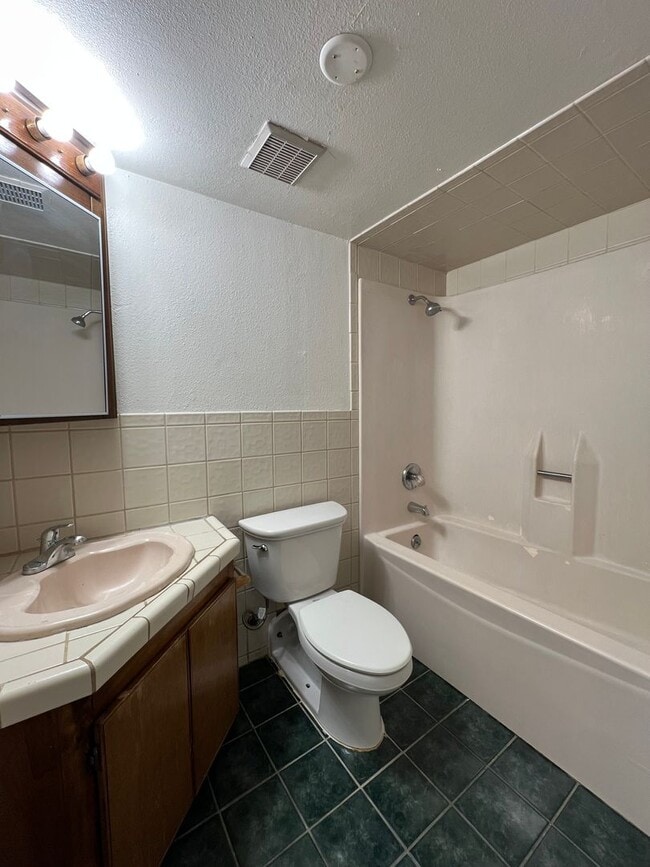 Building Photo - Beautiful 4 Bedroom 2 Bathroom Home