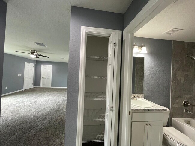Building Photo - **Beautiful 3 Bd 2 Bath!! AVAILABLE AFTER JUNE 15TH**