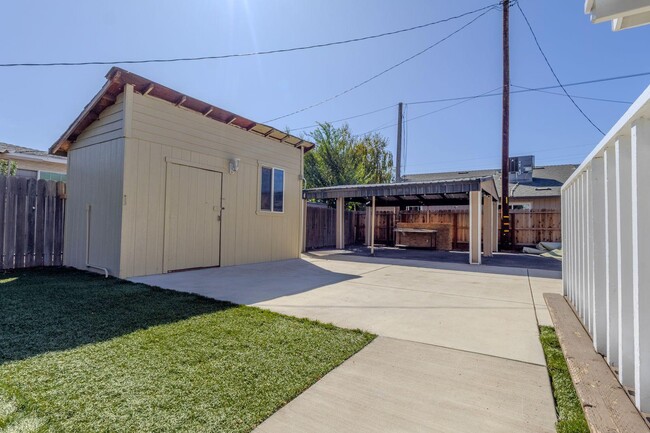 Building Photo - 316 N Walnut Ave