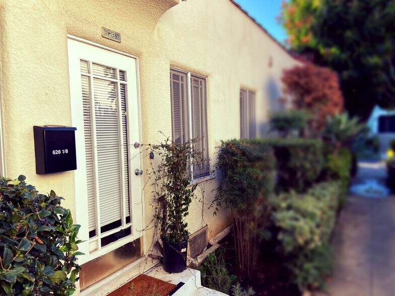 Warm homey vibes in a vibrant neighborhood - 630 N Plymouth Blvd