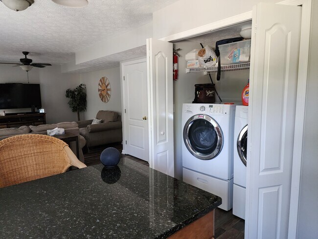 Building Photo - 1146 Deercreek Dr