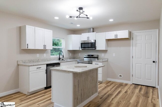 Building Photo - 405 E Hampton Ave