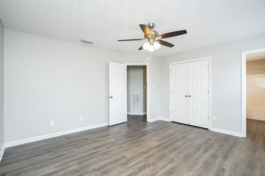 Building Photo - 331 Lake Forest Dr