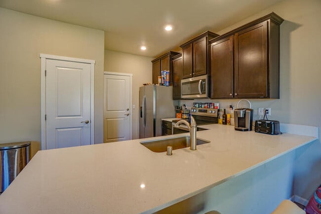 Building Photo - NEWER THREE BEDROOM IN ORCHARDS