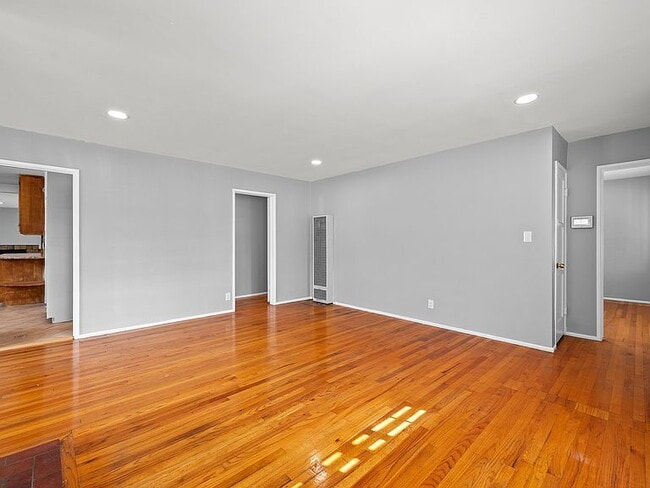 Building Photo - "Spacious 4-Bed, 3-Bath Oasis in Prime Los Angeles Location - 2080 Sq Ft of Comfort!"