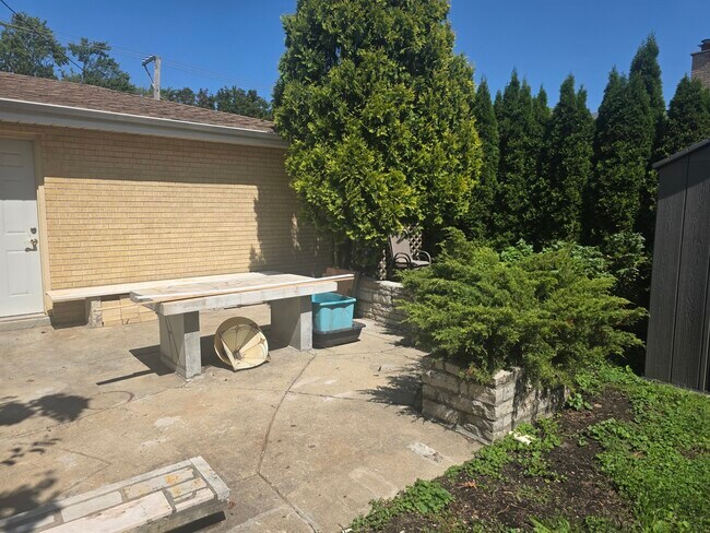 Building Photo - 1529 E Lincoln Ave