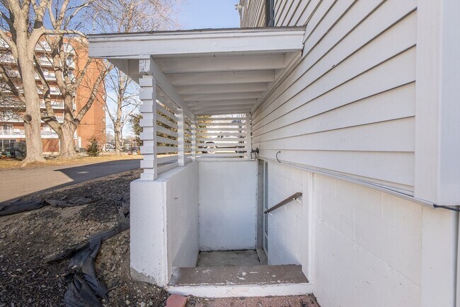 Building Photo - 53 St Germain St