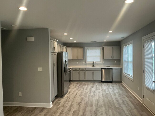 Building Photo - 600 Colonette unit A Hopkinsville, KY/ Available now!