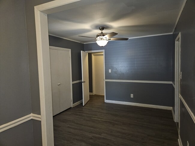 Building Photo - 1737 Ireland Dr