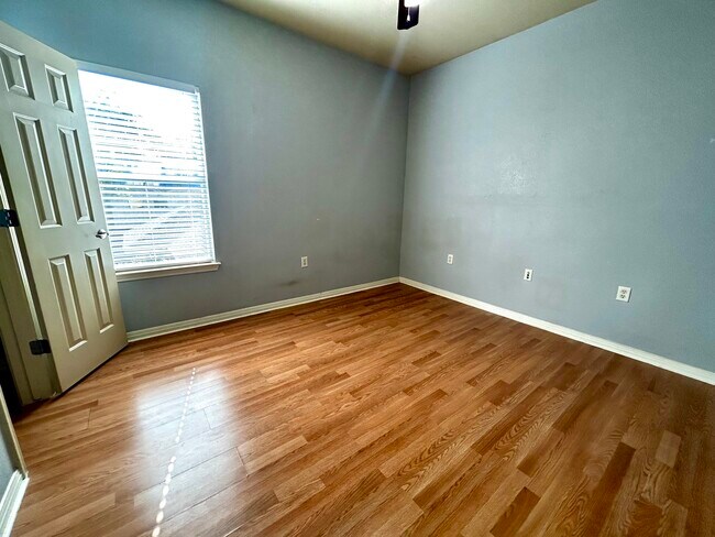 Building Photo - 1707 Chestnut Ave