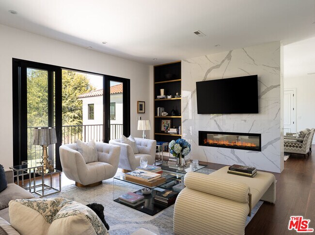Building Photo - 5192 Parkway Calabasas
