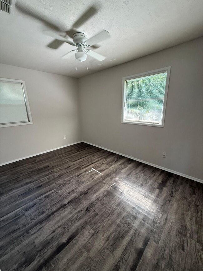 Building Photo - 323 Meadowbrook Ln