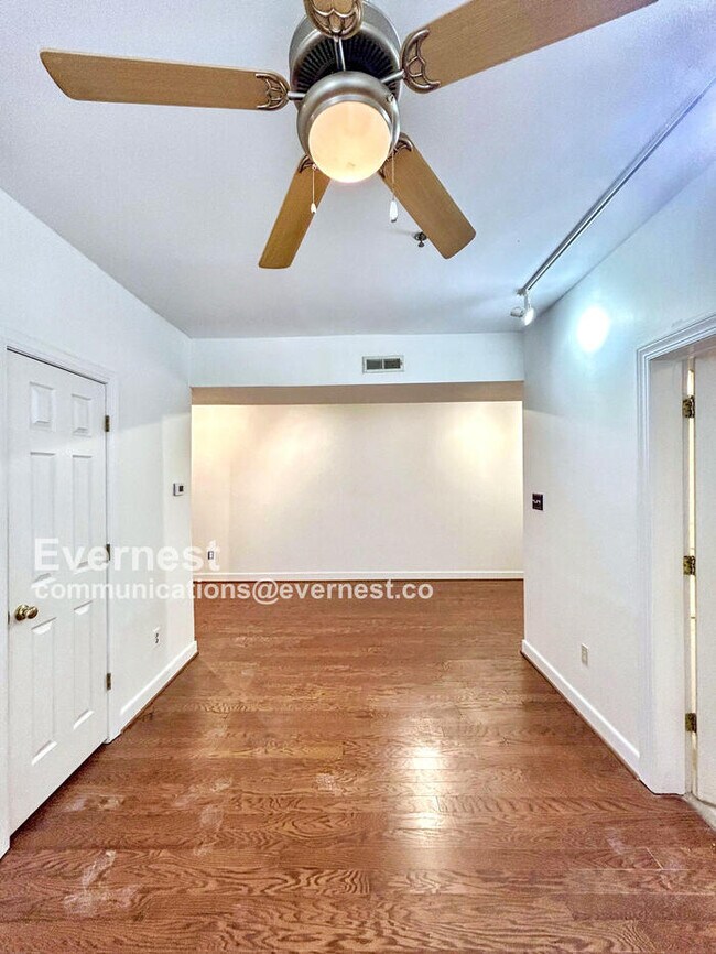 Building Photo - 215 N 19th St