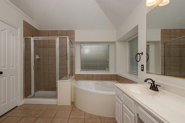 Building Photo - 14 Filigree Pines Pl