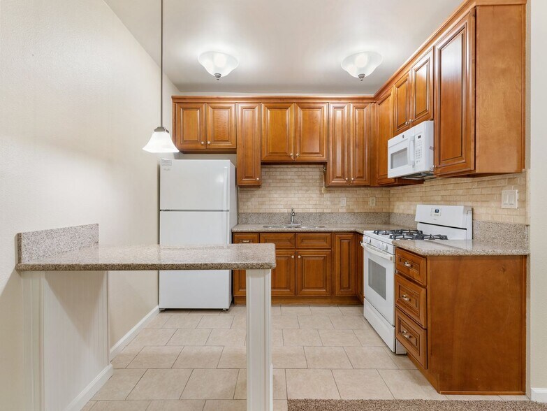 Building Photo - 1324 N Peterson Ave