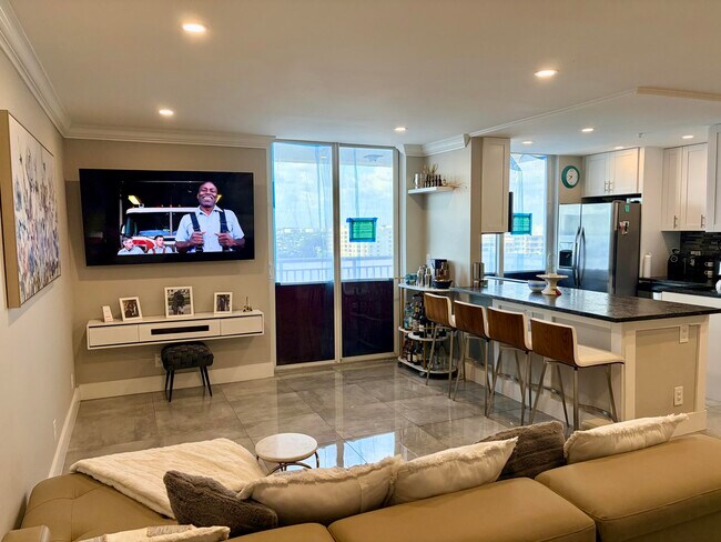 Building Photo - 1505 N Riverside Dr