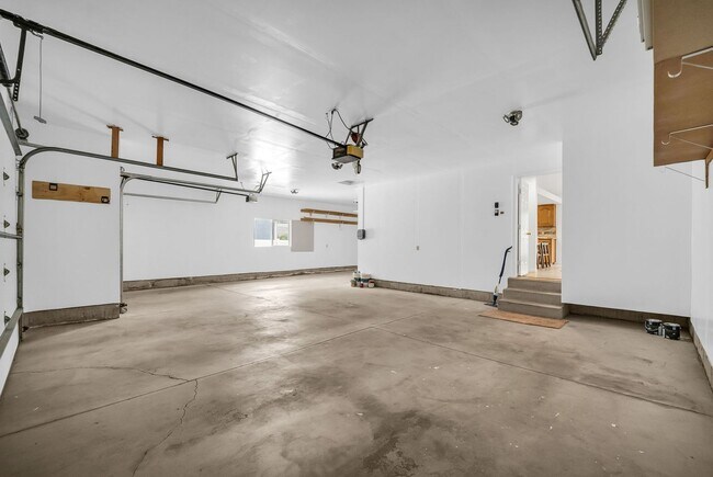 Building Photo - Spacious 7 Bed Kaysville Home with Two Kitchens