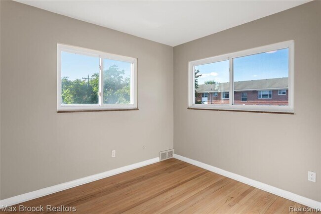 Building Photo - 1909 Gardenia Ave