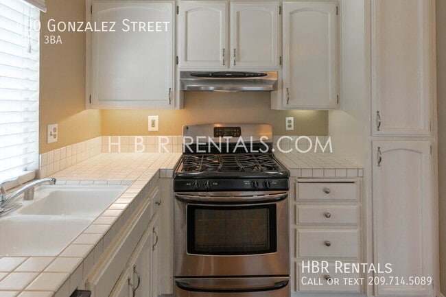 Building Photo - 400 Gonzalez St